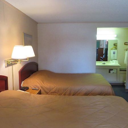 Knights Inn Кантон Номер фото